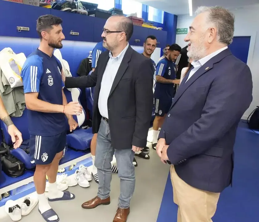 Borja Valle saluda al alcalde de Ponferrada en presencia del presidente de la Deportiva, José Fernández Nieto.