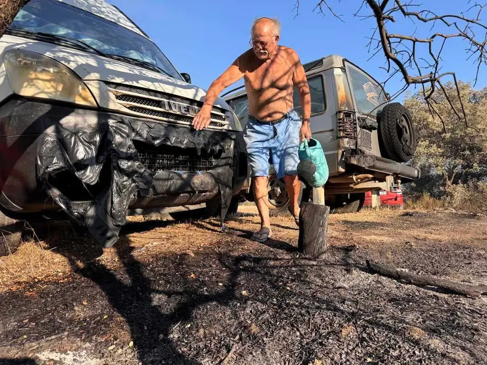 La Junta activa la situación operativa dos ante la evolución del incendio de Navaluenga (Ávila). En la foto Pedro Pérez Caraballo, uno de los vecinos afectados por el incendio.