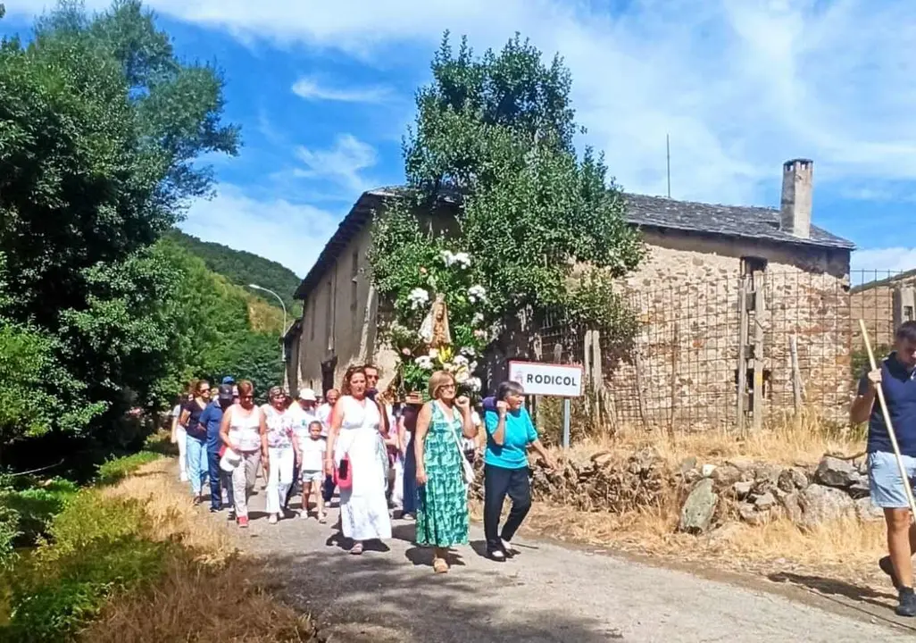 Las tradiciones, con sus romerías en primer término, marcan un verano de sensaciones en Murias de Paredes.