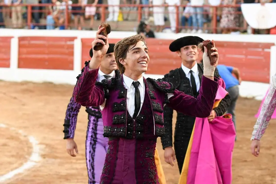 Astorga se rinde al arte de un enorme Julio Norte. En la imagen, el diestro celebra su gran actuación en el coso maragato.