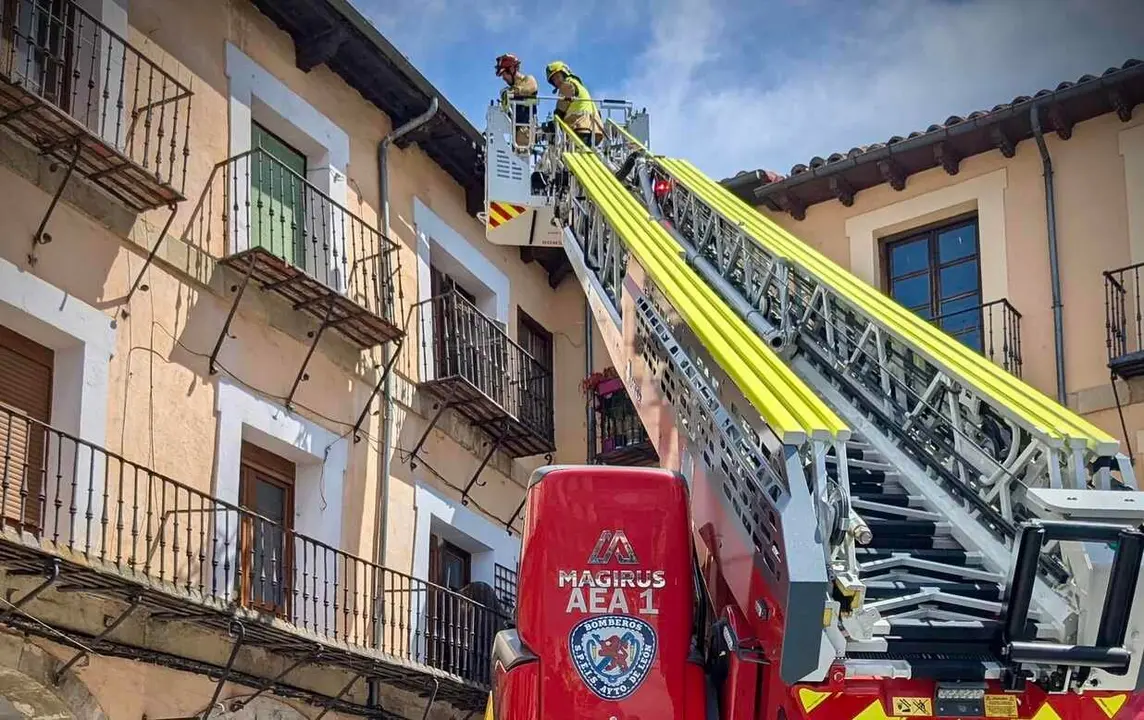 Una dotación utilizó un camión escalera para retirar tejas y parte de la cubierta de un edificio remodelado, tras el aviso de varios vecinos. Foto: Bomberos León
