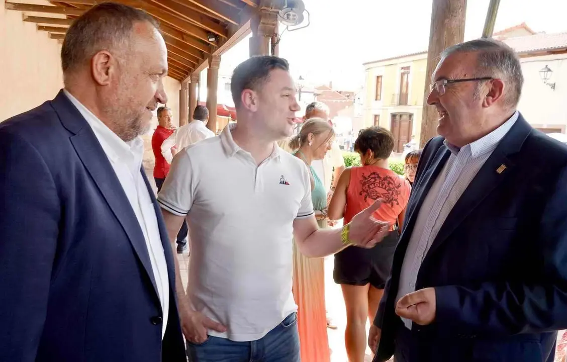 El presidente de la diputación, Gerardo Álvarez Courel y el secretario provincial del PSOE, Javiel Alfonso Cendón, conversan con el leonesista Roberto Aller en la Feria del Ajo. Foto: Campillo