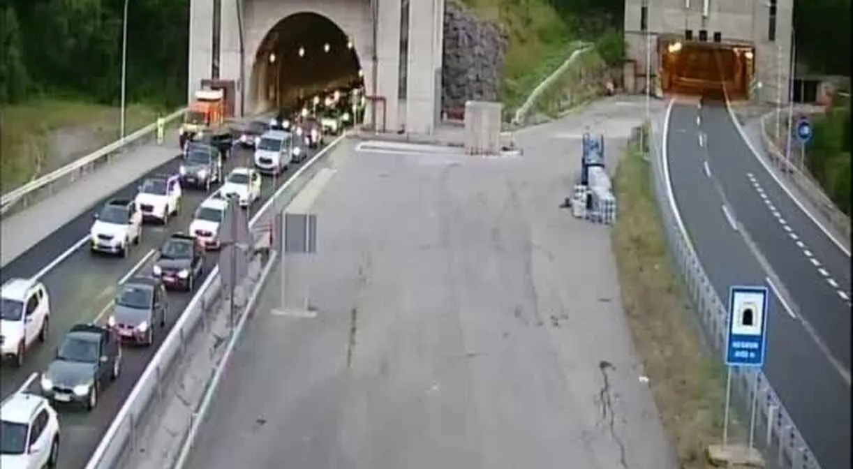 Atascos en el Huerna a última hora de una jornada dominical en las cámaras de la DGT.