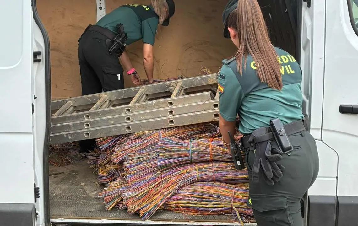 Efectivos de la Guardia Civil, junto al cable recuperado.