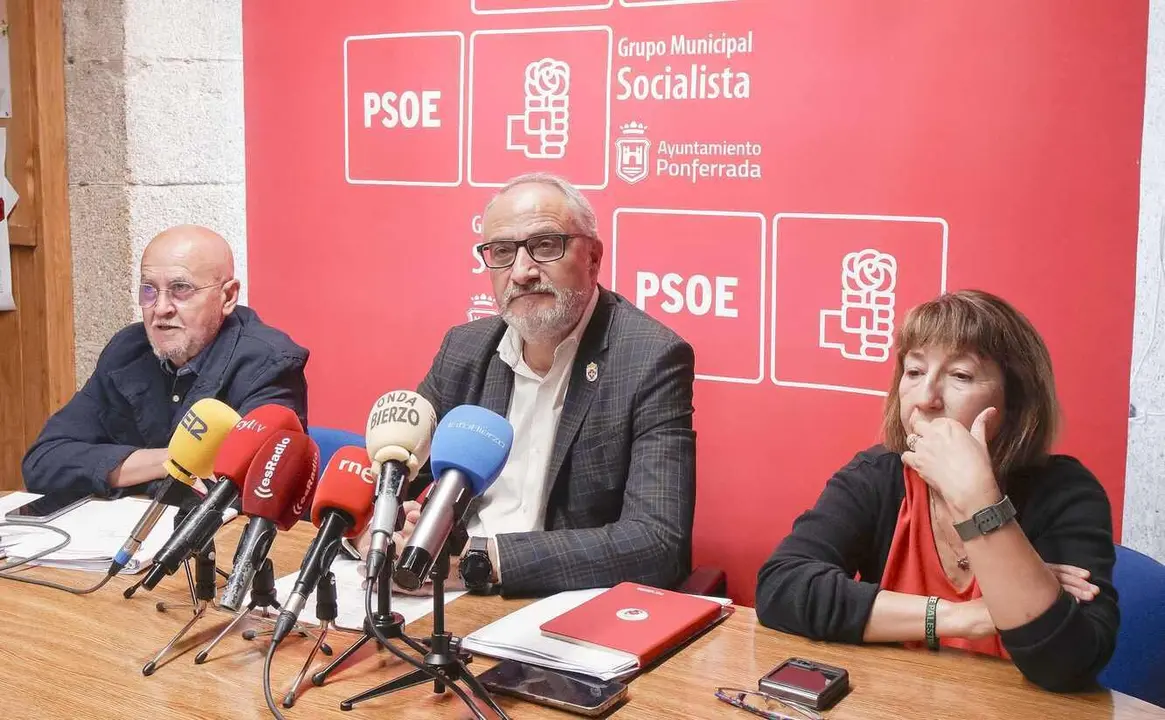 El portavoz del PSOE en el Ayuntamiento de Ponferrada, Olegario Ramón (C), junto a los concejales Pedro Fernández (I), y Mabel Fernández, durante su comparecencia para hablar de la reciente sentencia sobre la red de calor de la ciudad. Foto: César Sánchez