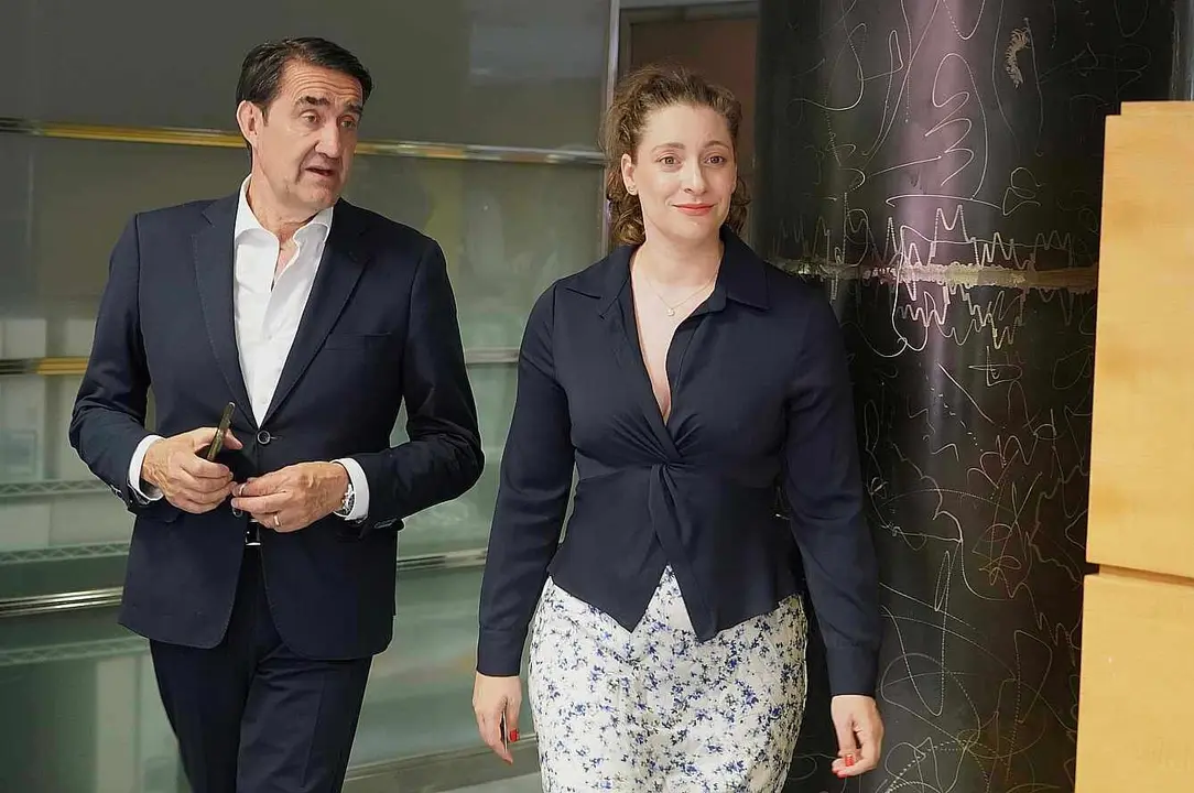 Suárez-Quiñones, junto a Ester Muñoz. El relevo en el PP toma cuerpo este lunes.