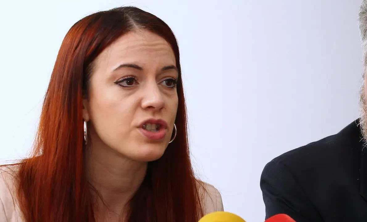 La candidata de Podemos a la alcaldía de Ponferrada Lorena González, y el coordinador federal de Alianza Verde y diputado nacional de Unidas Podemos, Juantxo López de Uralde, durante la presentación de la confluencia entre ambas formaciones de cara a las elecciones municipales