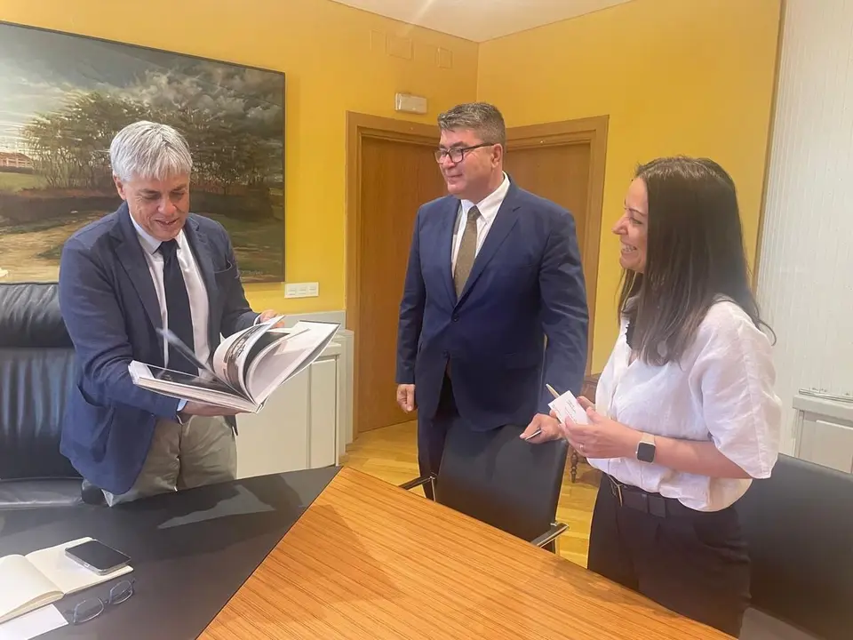 Eduardo Diego (izda.) en la reunión mantenida con el cónsul de Rumanía en Madrid, Florea Tiberiu Trifan.