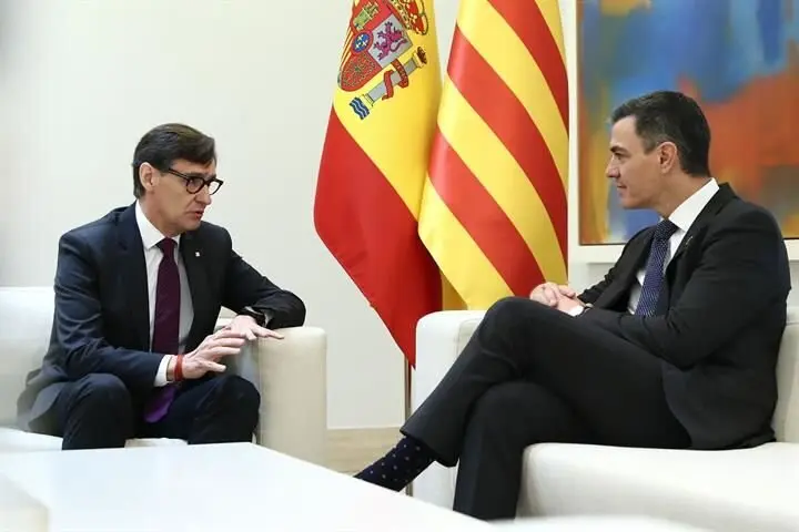 El presidente del Gobierno, Pedro Sánchez, junto al presidente de la Generalitat, Salvador Illa.