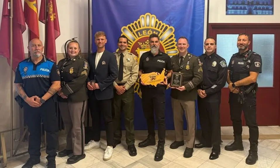 Los policías de intercambio durante su visita a las instalaciones de la Policía Local de León.