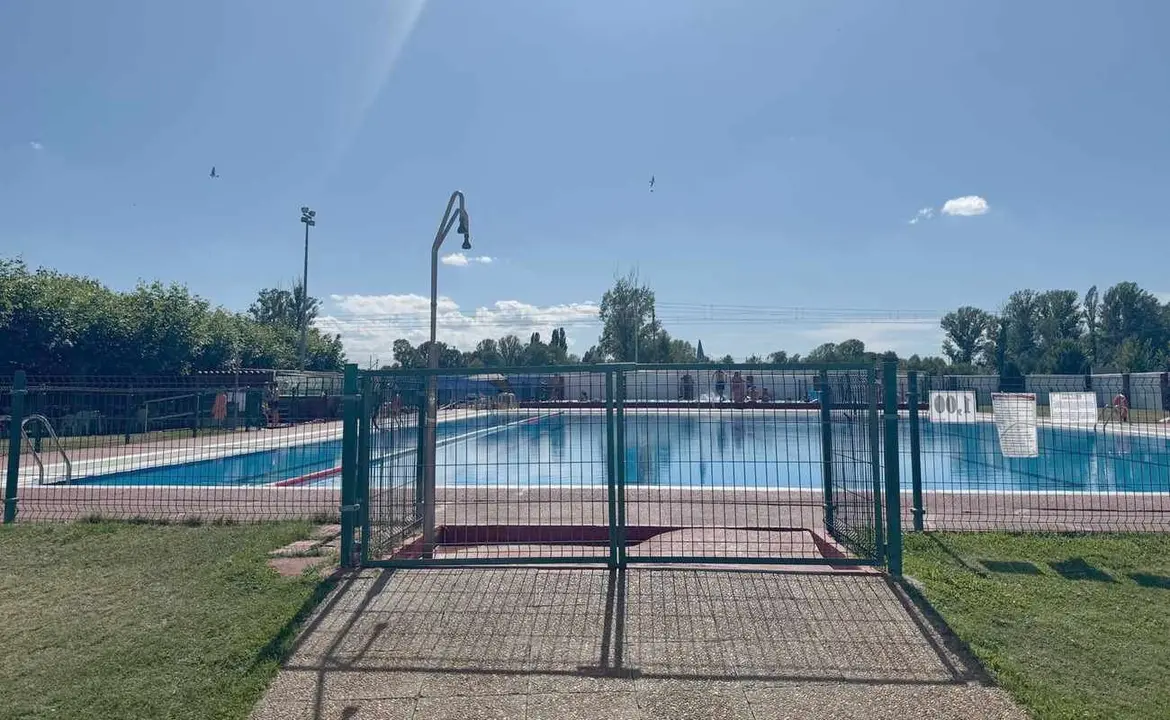 Imagen de la piscina de Casa León, este martes, cerrada por Sanidad tras el reto viral en TikTok.