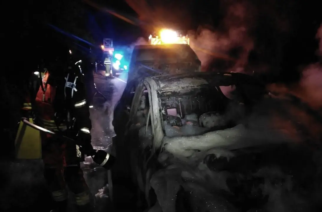 Actuación de los Bomberos del Sepeis de Valencia de Don Juan en un vehículo en llamas en la madrugada de este martes. Foto: Sepeis
