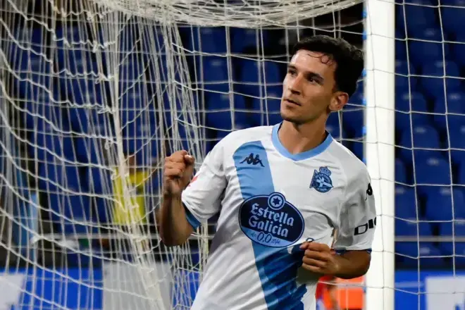 Luis Chacón, con la elástica del Deportivo, regresa a la Cultural a falta de mínimos flecos.