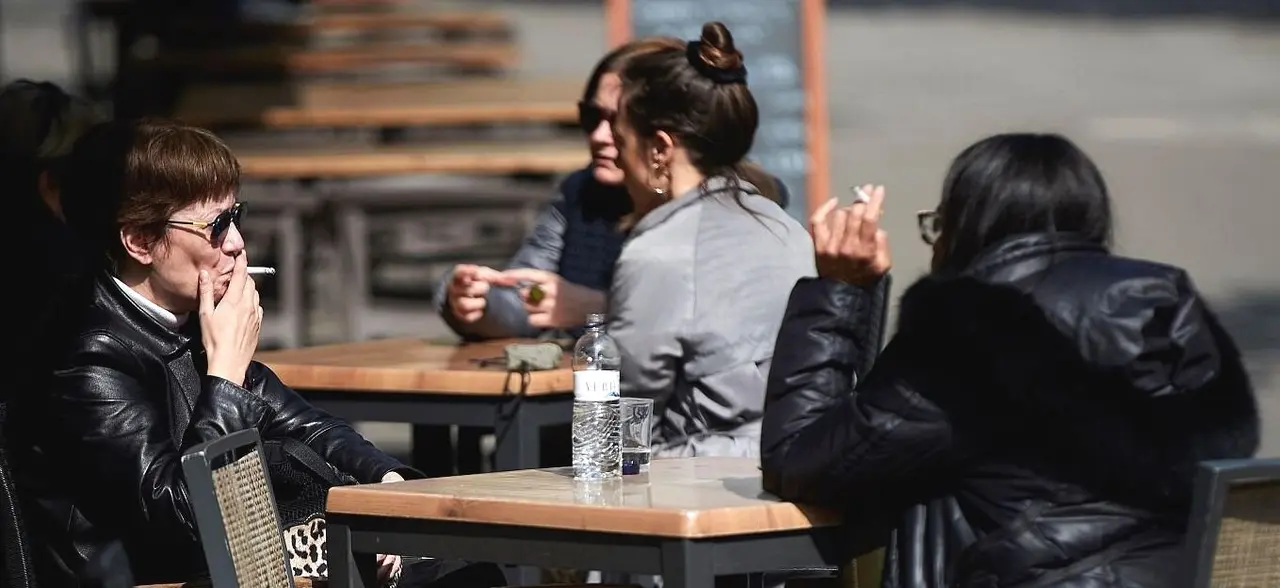Imagen de archivo de dos mujeres fumando en una terraza.