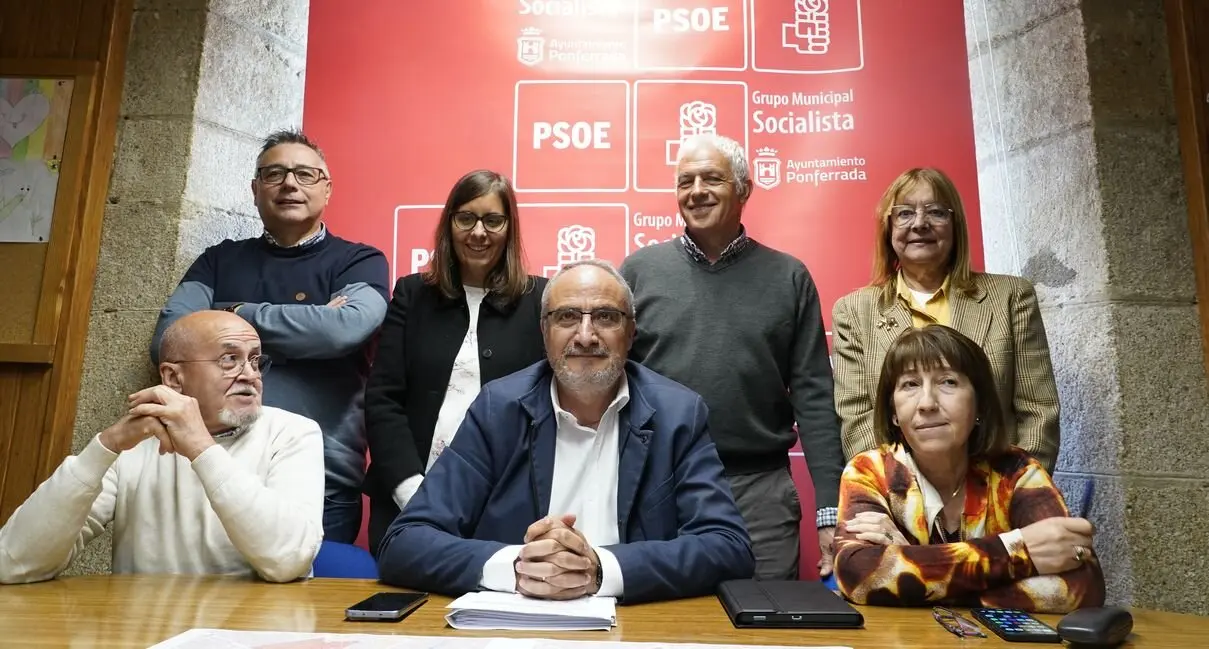 El portavoz del grupo municipal socialista de Ponferrada, Olegario Ramón (C), junto a varios concejales, durante la rueda de prensa para tratar sobre actualidad municipal. Foto: César Sánchez.