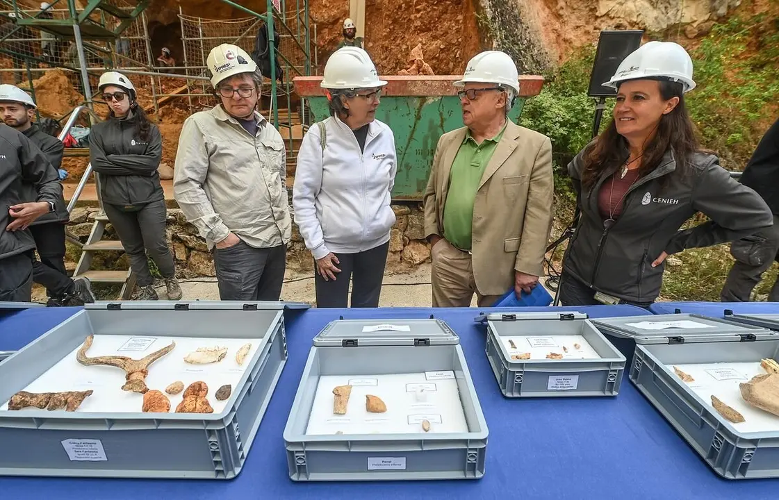 El consejero de Cultura, Turismo y Deporte, Gonzalo Santonja, y los codirectores del Proyecto Atapuerca, presentan los resultados de la campaña de excavaciones. Foto: R. Ordóñez