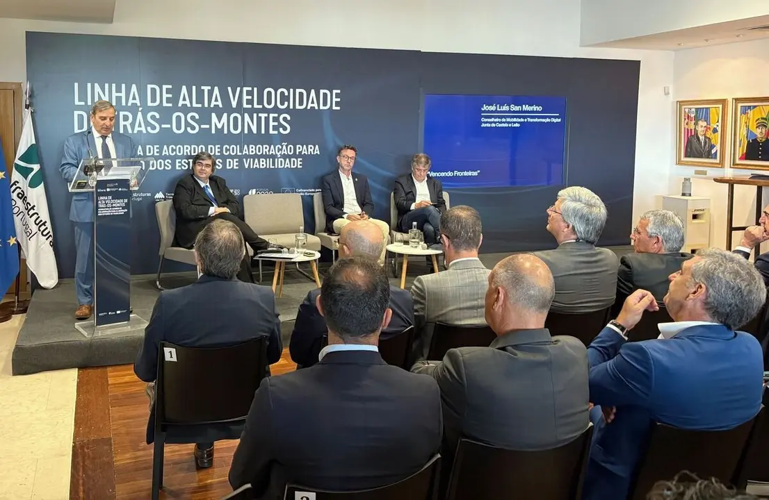El consejero de Movilidad y Transformación Digital, José Luis Sanz Merino, firma una alianza entre Castilla y León, Galicia, la Región Norte de Portugal y el clúster de logística de un programa europeo POCTEP que tiene como objetivo el Impulso del Corredor Atlántico del Noroeste.