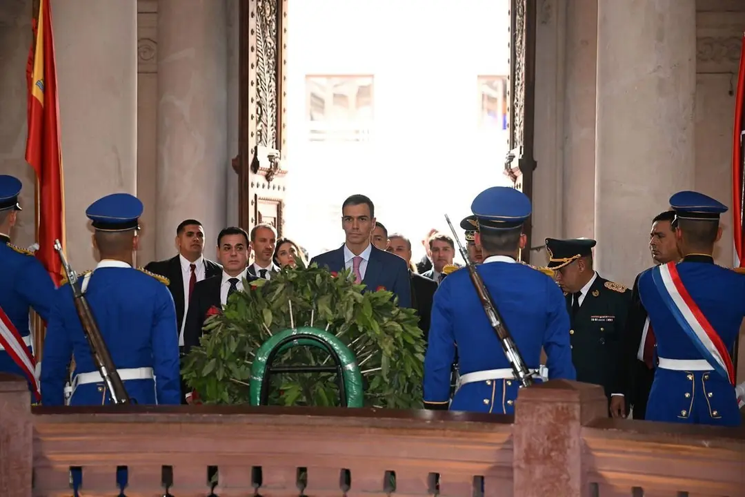 El presidente del Gobierno, Pedro Sánchez, asiste a una ofrenda floral en el Panteón Nacional de los Héroes en Asunción, Paraguay. Foto:  Pool Moncloa/Borja Puig de la Bellacasa.