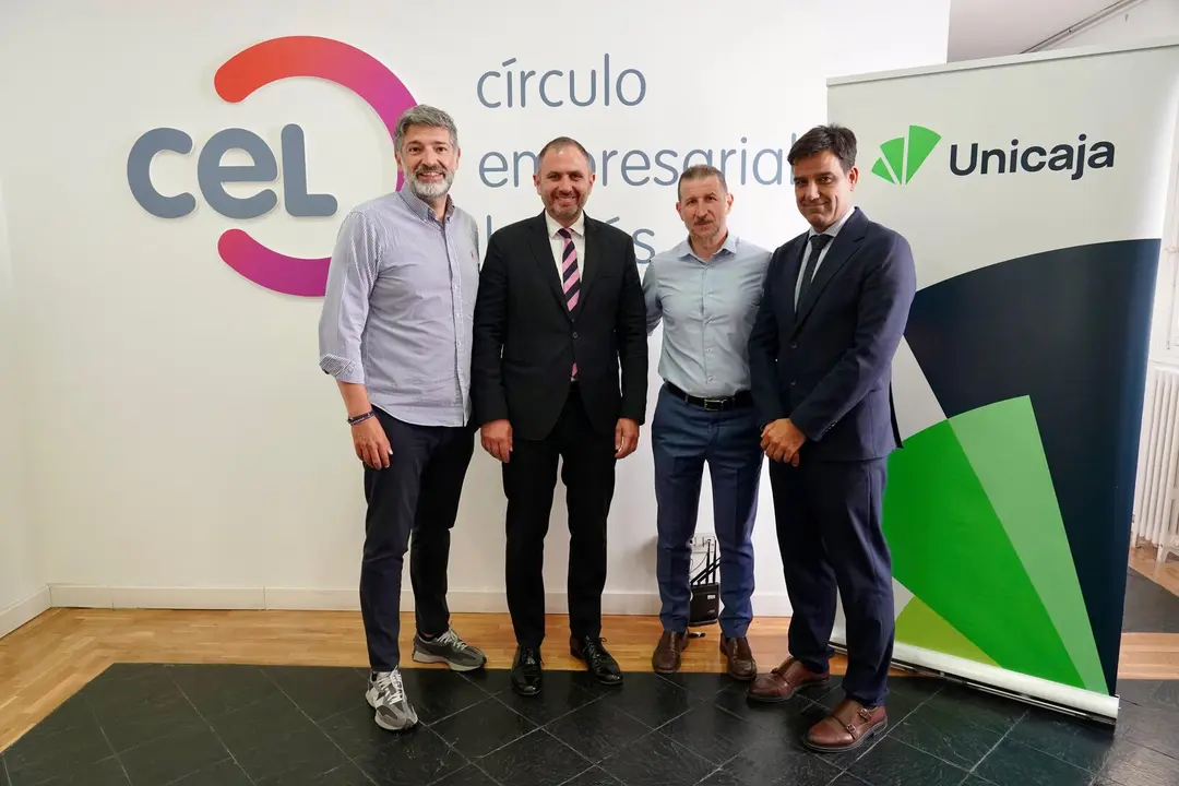 Representantes del Círculo Empresarial y Unicaja Banco tras la firma del acuerdo.