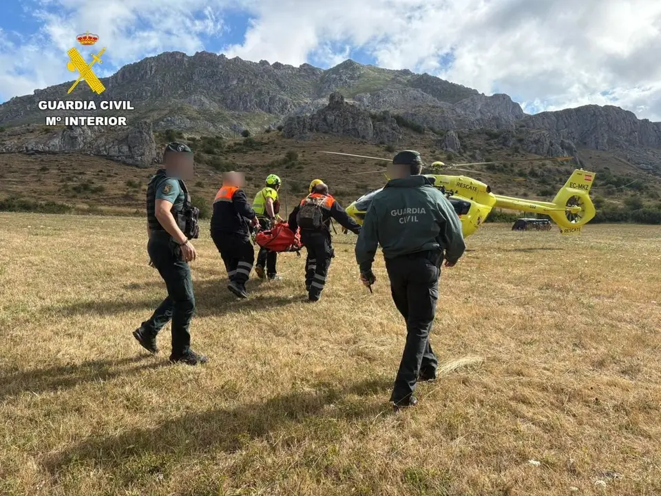 Tras su localización, la mujer ha sido evacuada por el helicóptero de Emergencias 112 de Castilla y León que también se había incorporado a las labores de rastreo.