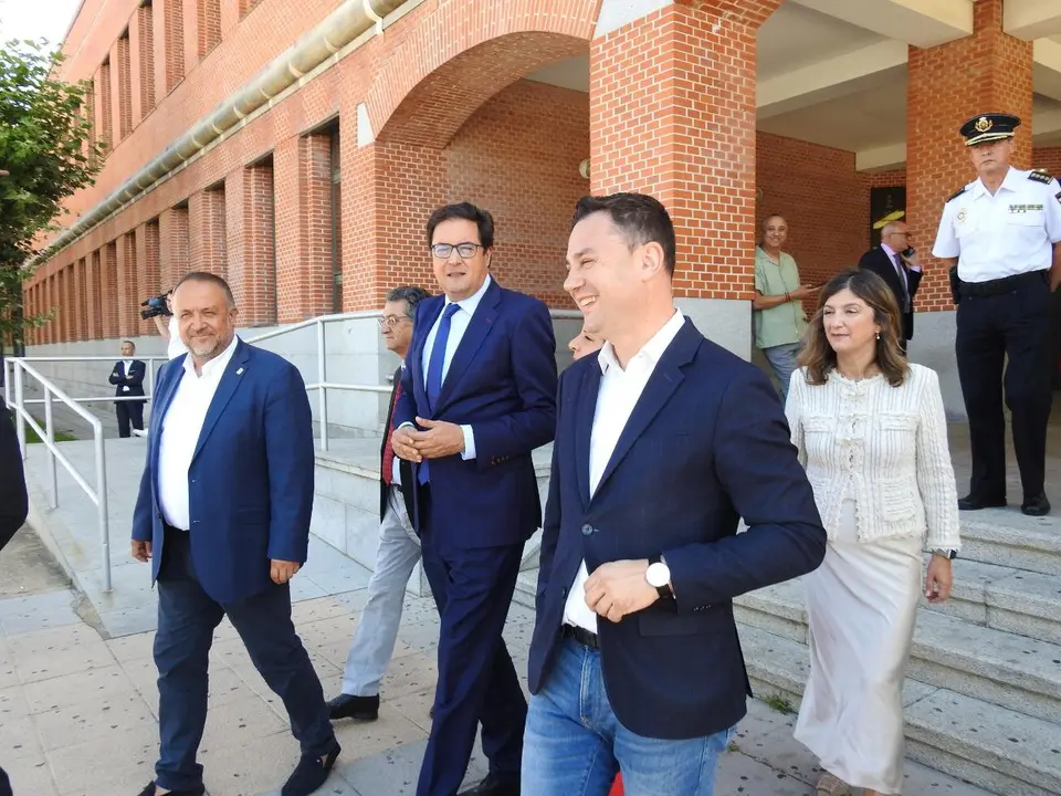 El ministro Óscar López (centro), este jueves en León junto a Courel, Cendón y la rectora de la ULE Nuria González. Foto: M. A. García