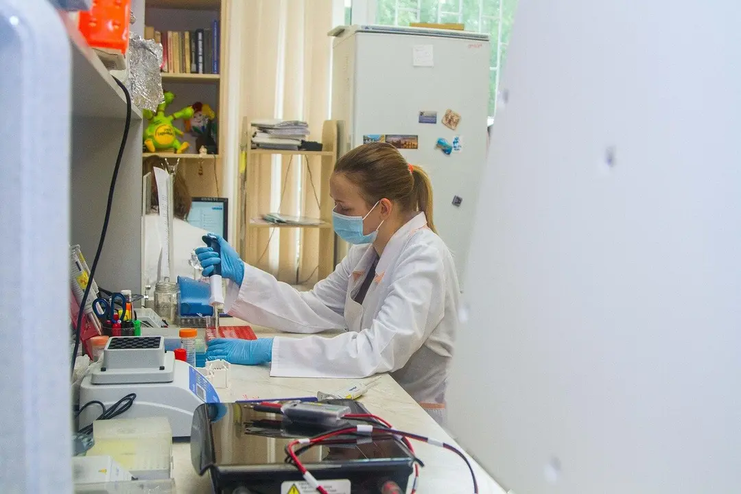 Imagen de un estudiante durante unas prácticas en un laboratorio en planta química.