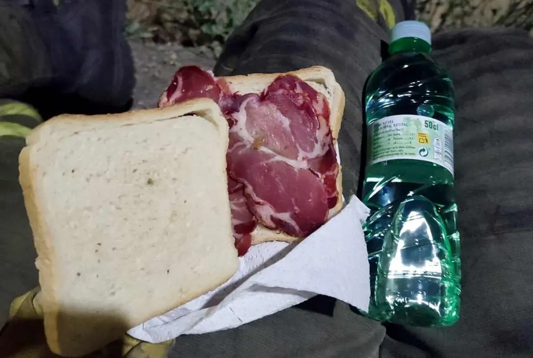 Imagen del avituallamiento mostrado por uno de los brigadistas.