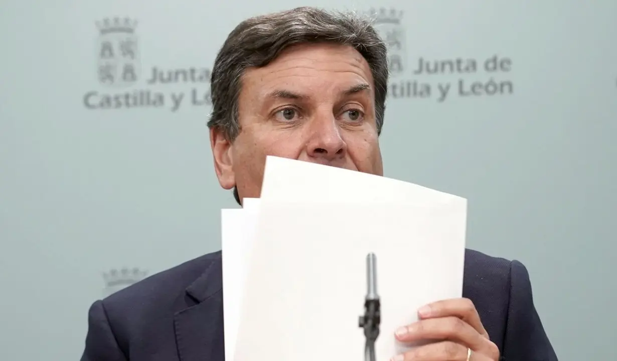 El consejero de Economía y Hacienda y portavoz, Carlos Fernández Carriedo, comparece en rueda de prensa posterior al Consejo de Gobierno. Foto: Rubén Cacho.