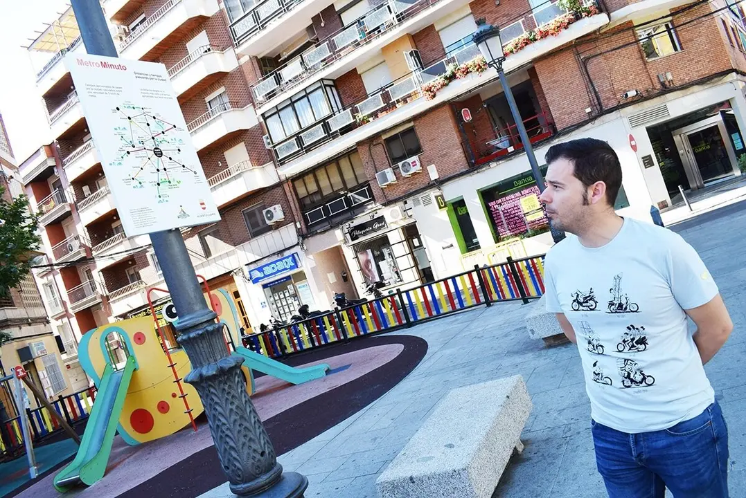 Un vecino observa un panel de 'Metrominuto' para localizar distancias en la ciudad.
