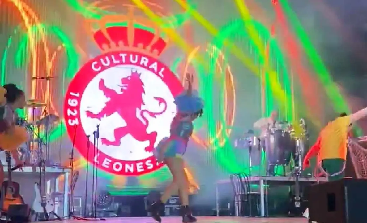 El escudo de la Cultural y 'La Morocha' en La Pola de Gordón.