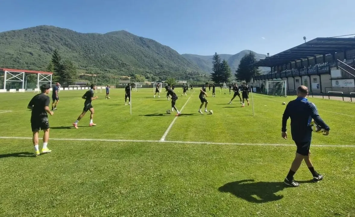 La selección qatarí sub-19 en uno de sus entrenamientos de esta semana en Villablino.