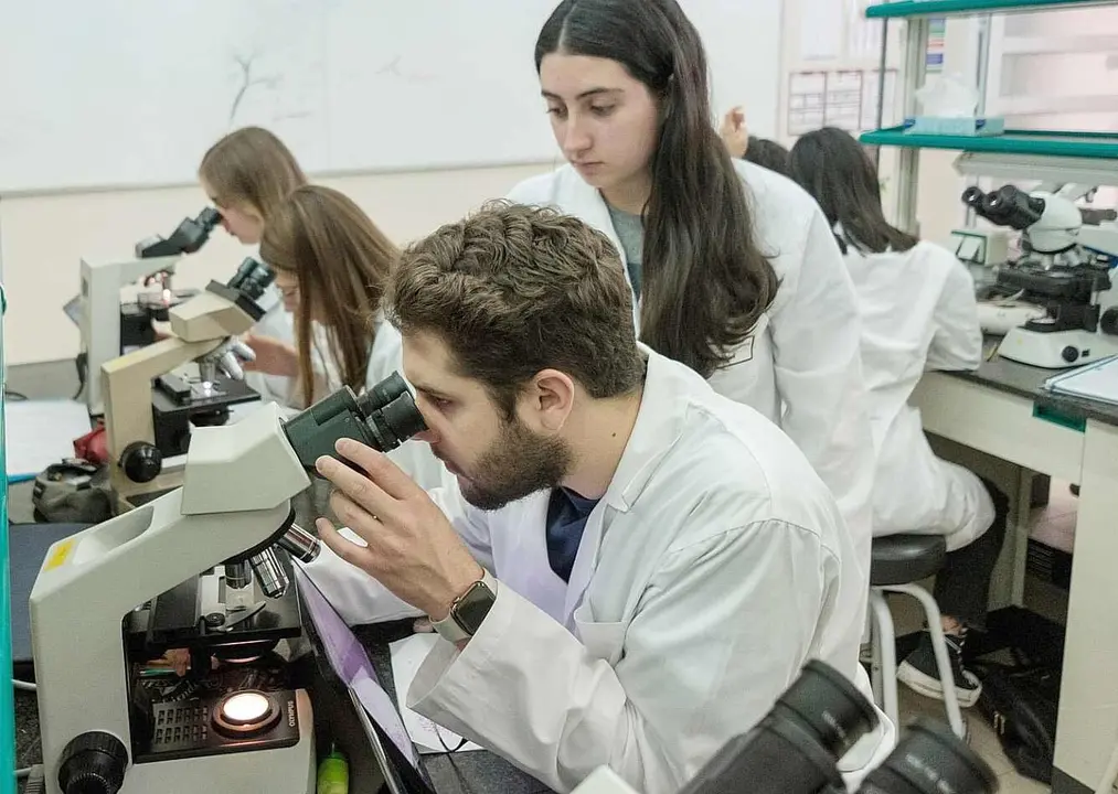 Alumnos de Medicina durante unas prácticas.