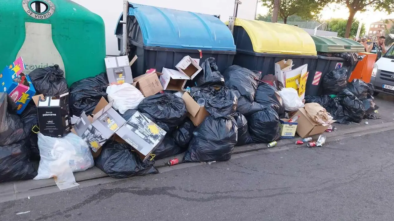 Basura acumulada en el municipio de San Andrés del Rabanedo este fin de Semana.