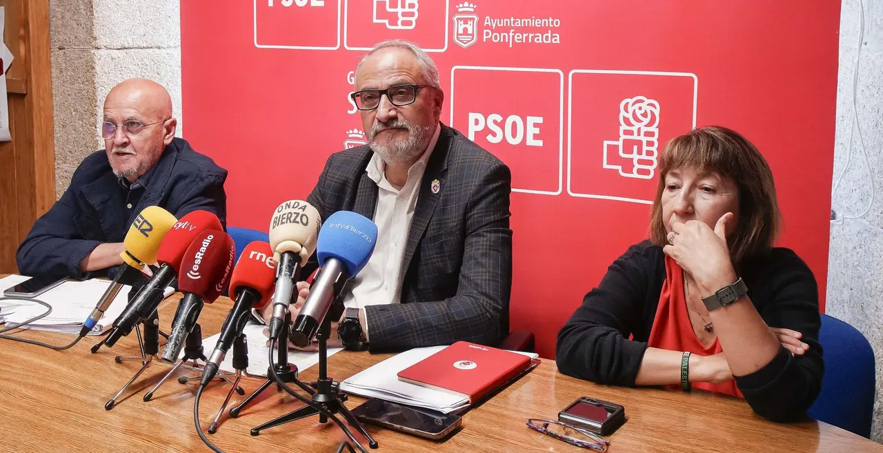 El portavoz del PSOE en el Ayuntamiento de Ponferrada, Olegario Ramón (C), junto a los concejales Pedro Fernández (I), y Mabel Fernández, durante su comparecencia para hablar de la reciente sentencia sobre la red de calor de la ciudad