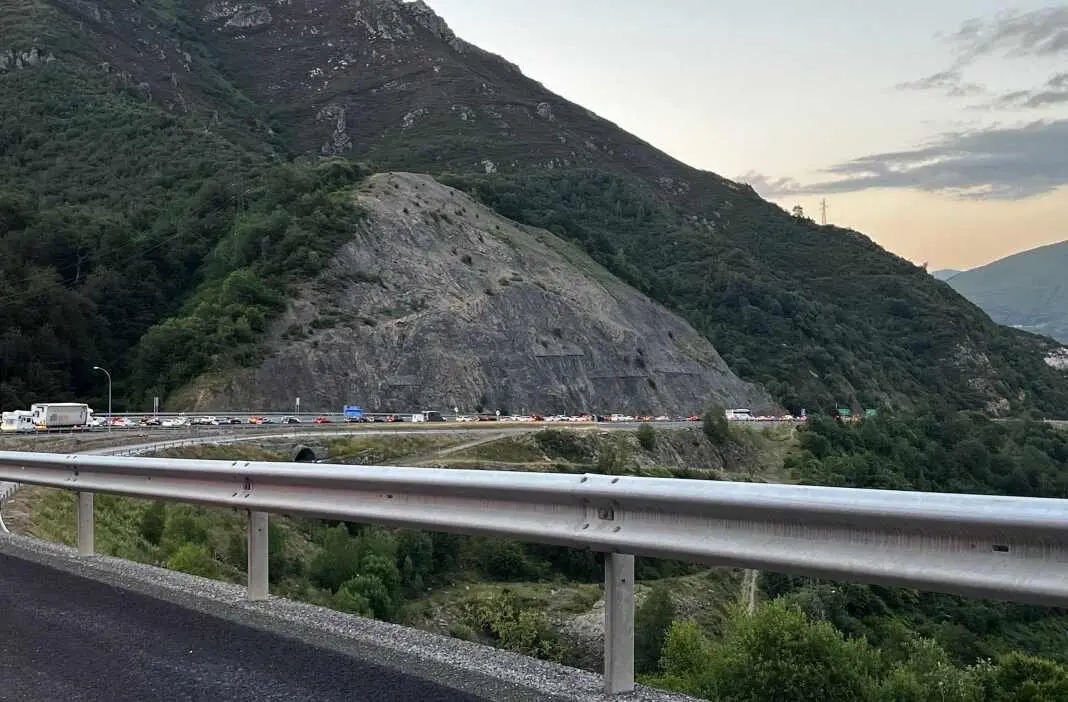 Imagen de los kilométricos atascos en el Huerna fotografiados por un usuario de la autovía.
