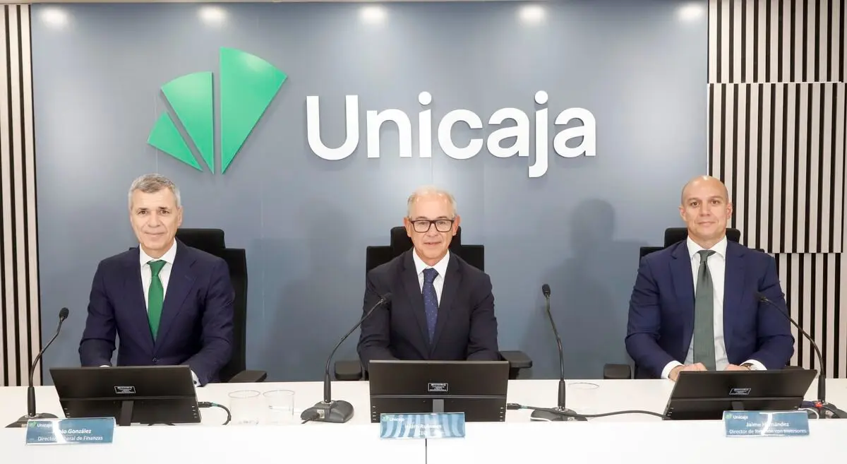 De izquierda a derecha, Pablo González, Isidro Rubiales y Jaime Hernández, director de Relación con Inversores.