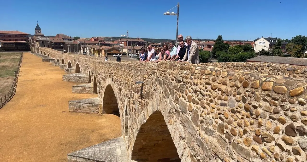 Patrimonio autoriza la iluminación ornamental en el Puente del Paso Honroso.