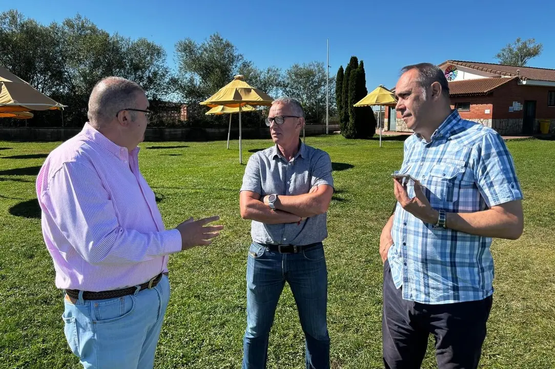 Los vicepresidentes 1º y 2º, Roberto Aller y Valentín Martínez, han visitado las piscinas de Villaquilambre y han hablado con el nuevo alcalde sobre los retos a los que se enfrenta el municipio