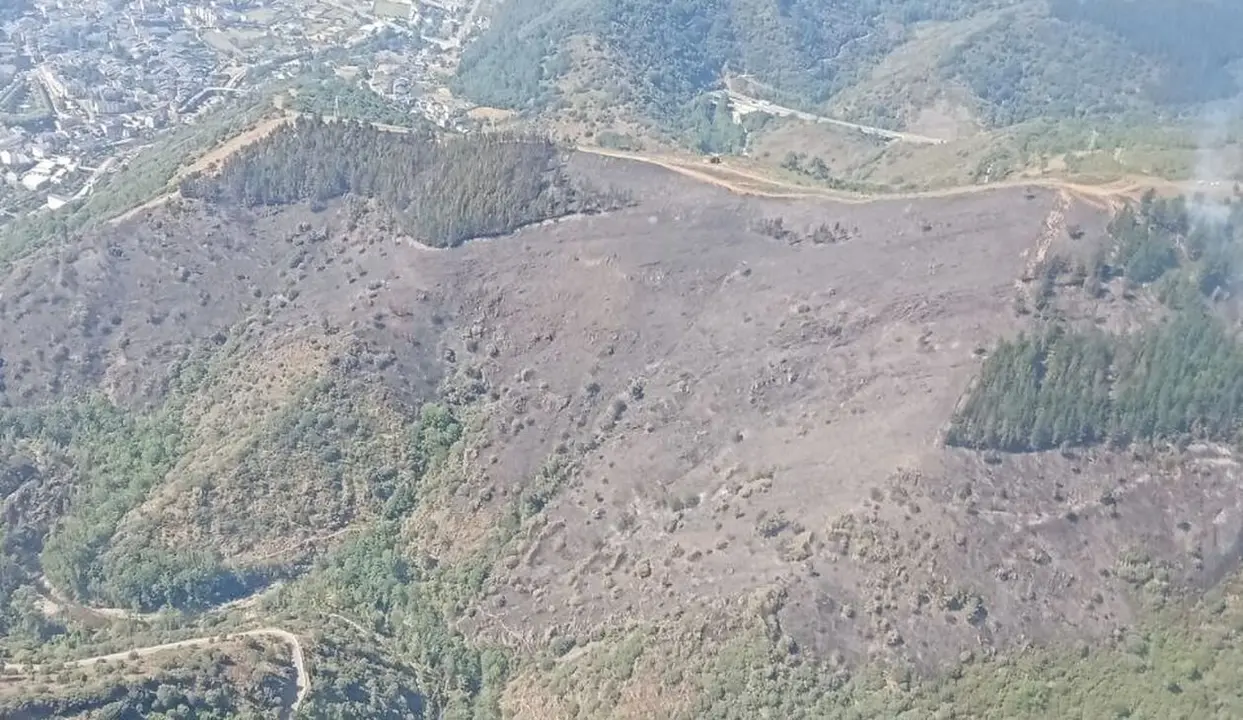 Imagen del incendio de Villafranca del Bierzo este martes al mediodía. Foto: Junta de Castilla y León.