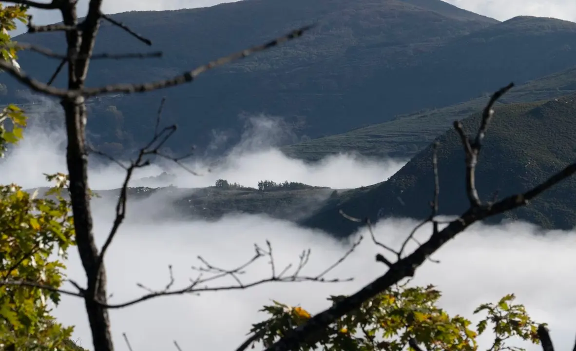 Paisajes de la Tebaida berciana que se pueden ver desde la ruta de los canales romanos entre Peñalba de Santiago y Las Médulas (León). Foto: César Sánchez.