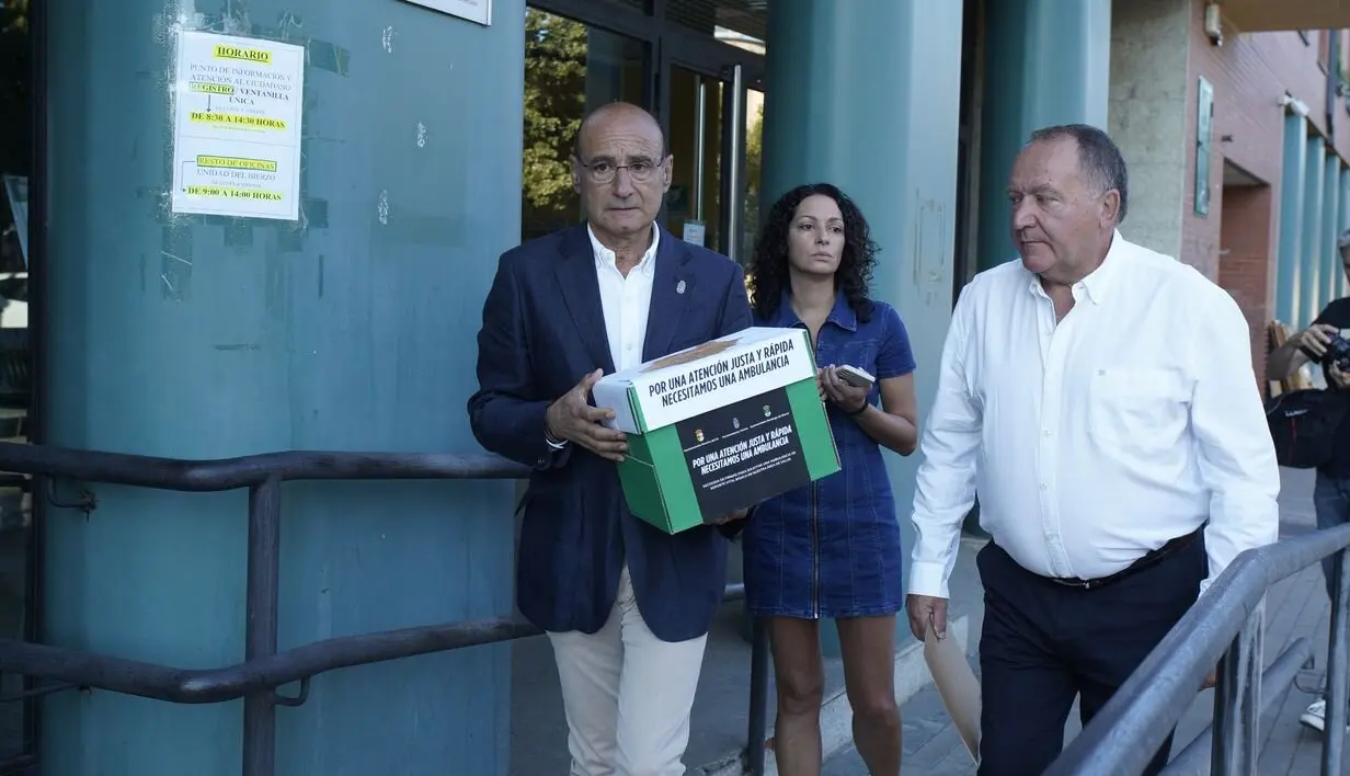 Los alcaldes de Toreno, Páramo del Sil y Berlanga del Bierzo (León), Vicente Mirón (I), Alicia García y César Álvarez (D), registran las firmas recogidas para reclamar una ambulancia permanente en el Centro de Salud de Toreno (León)