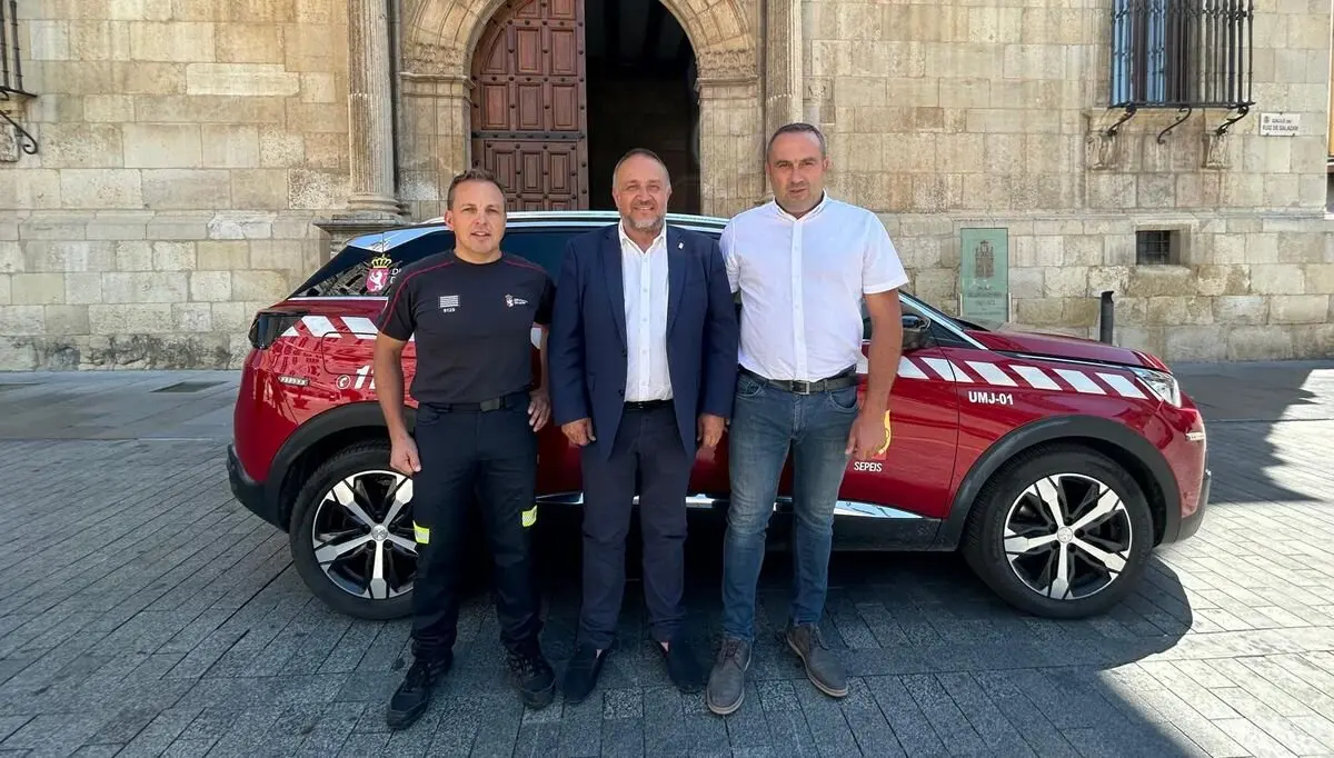 El jefe del servicio, Julián Alcalá, el presidente de la Diputación, Gerardo Álvarez Courel, y el diputado del área y vicepresidente, Luis Alberto Arias 1