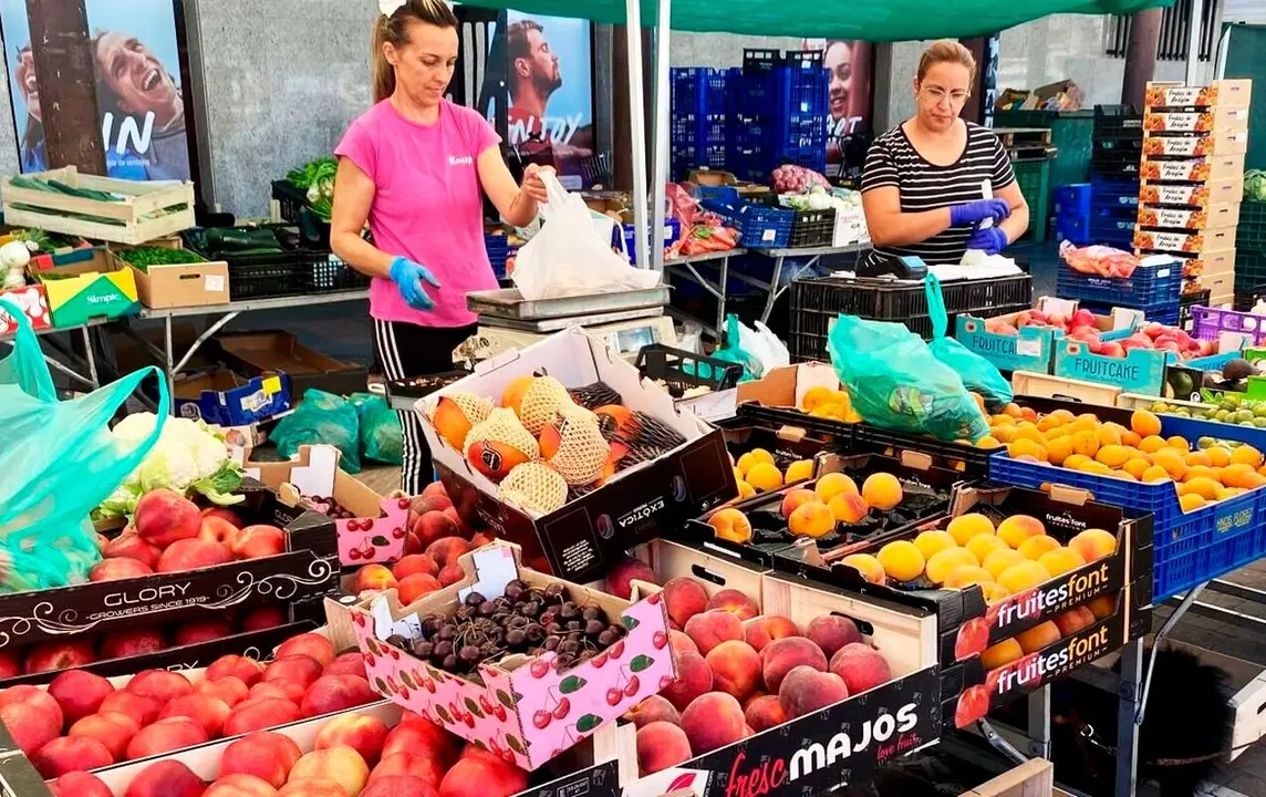 Colorido y frutas de temporada en el Mercado de Benavides.