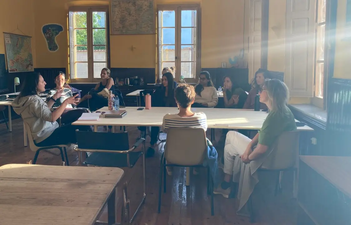 El programa "Fortalecimiento Profesional y Entrenamiento de la Actitud Resiliente" incluye alojamiento, mentorías y servicios de guardería, cuidado de animales y transporte para facilitar la participación.
