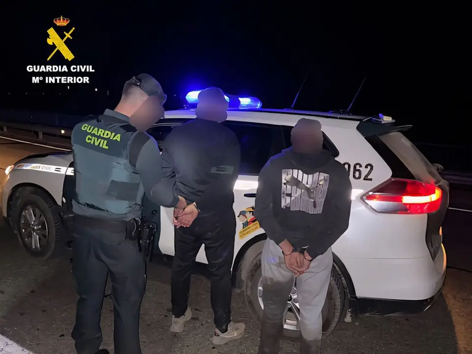 Momento de la detención de los dos individuos en Riaño. Foto: Guardia Civil