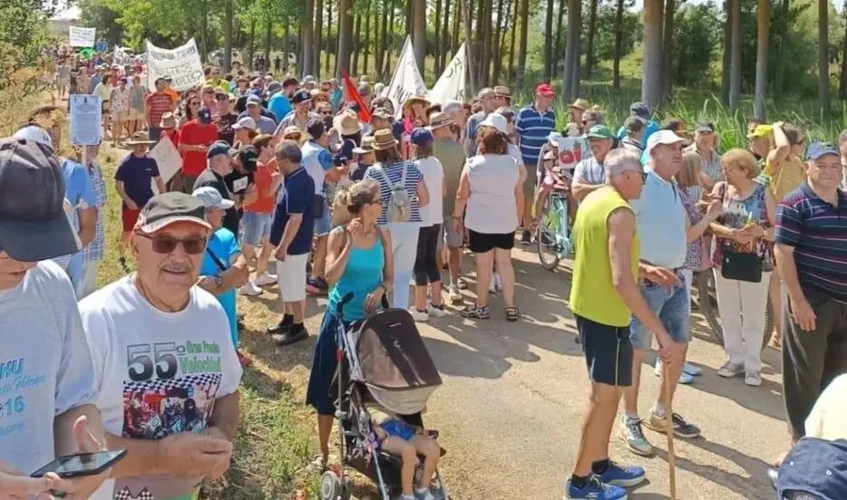 Manifestaci&oacute;n de vecinos del &Oacute;rbigo contra el cierre de la presa de la Tierra. Foto: Marta del Riego