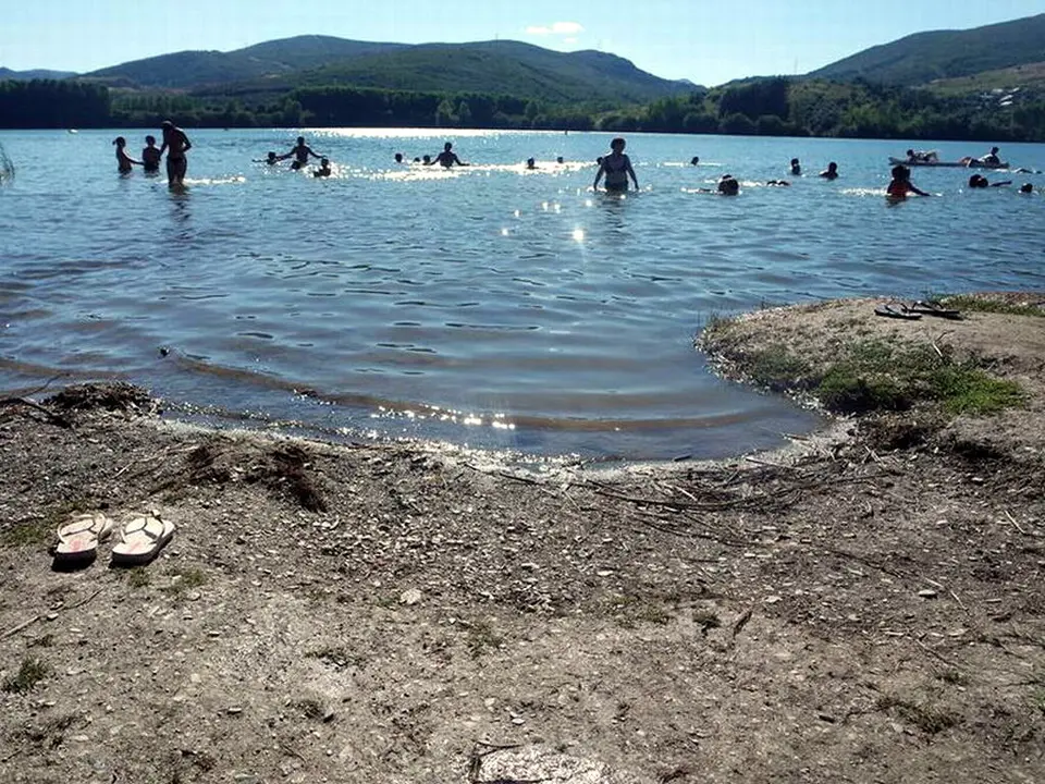 Zona de baño en el Lago de Carucedo.