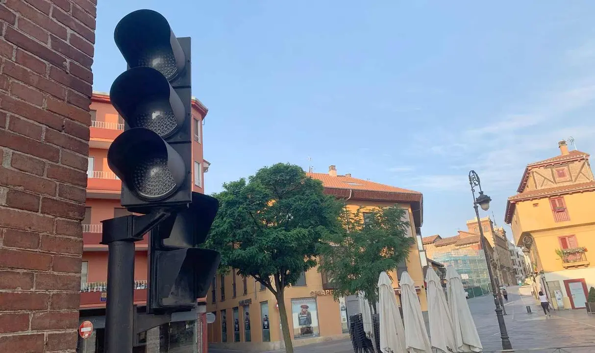 Un semáforo fuera de servicio a primera hora de este lunes en el entorno de José María Fernández.