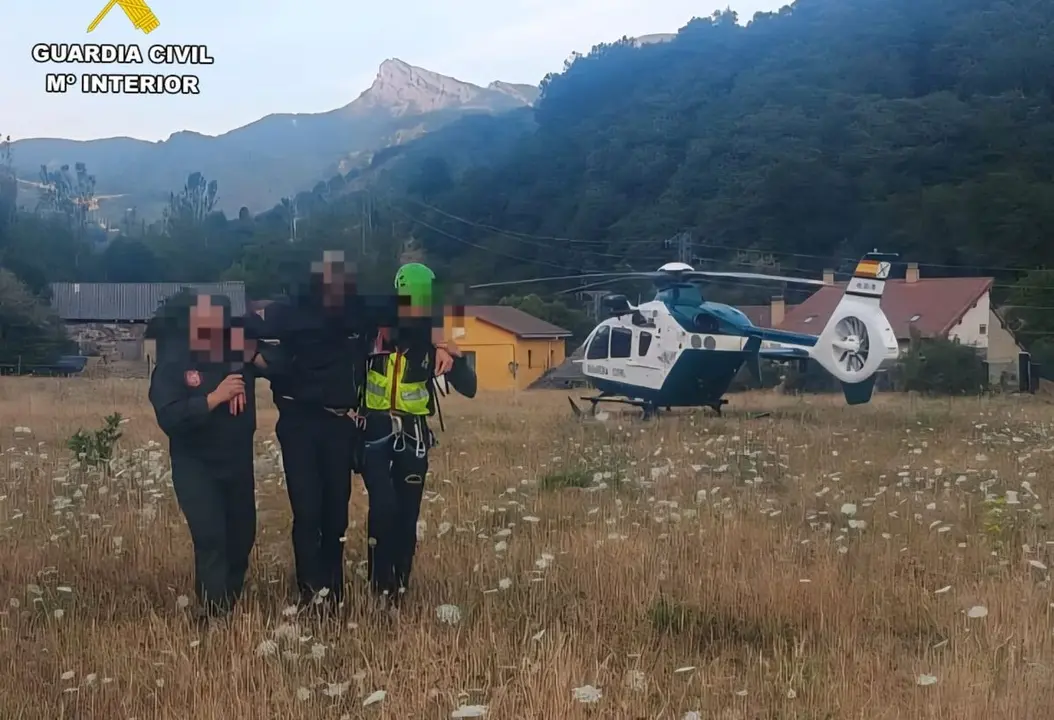 Momento del rescate del montañero inglés este lunes en la montaña de Riaño.