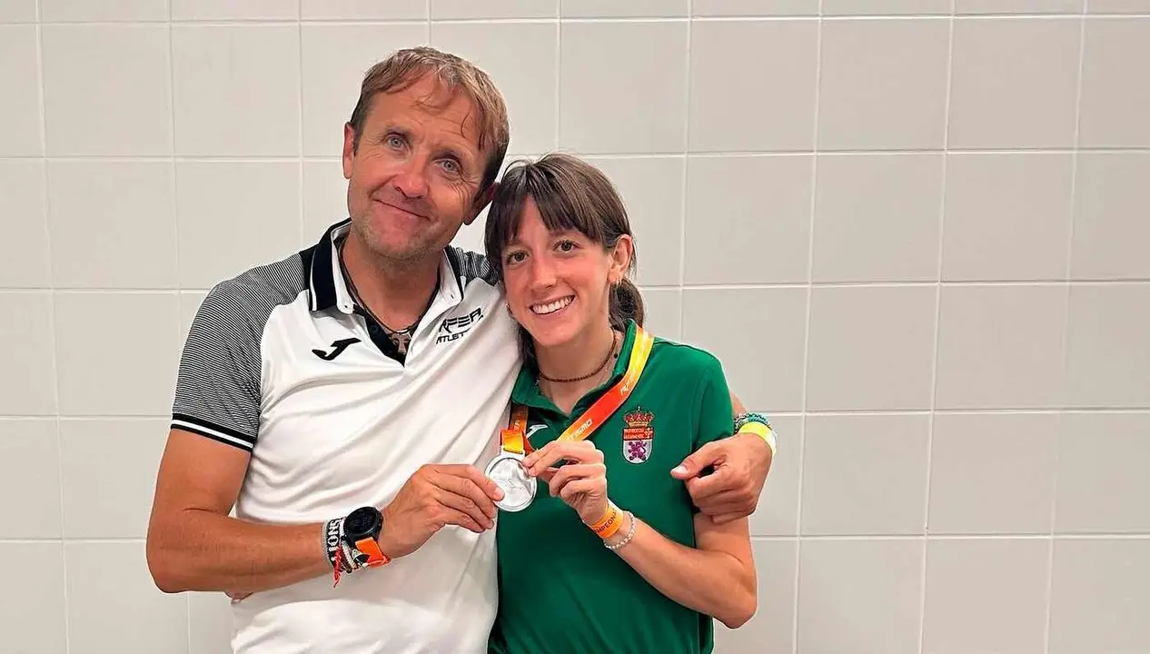 La leonesa June Arbeo sube al podio en los 3.000 metros obstáculos y el club consolida su proyección nacional con un equipo joven y competitivo; en la imagen, la atleta junto a Villacorta.